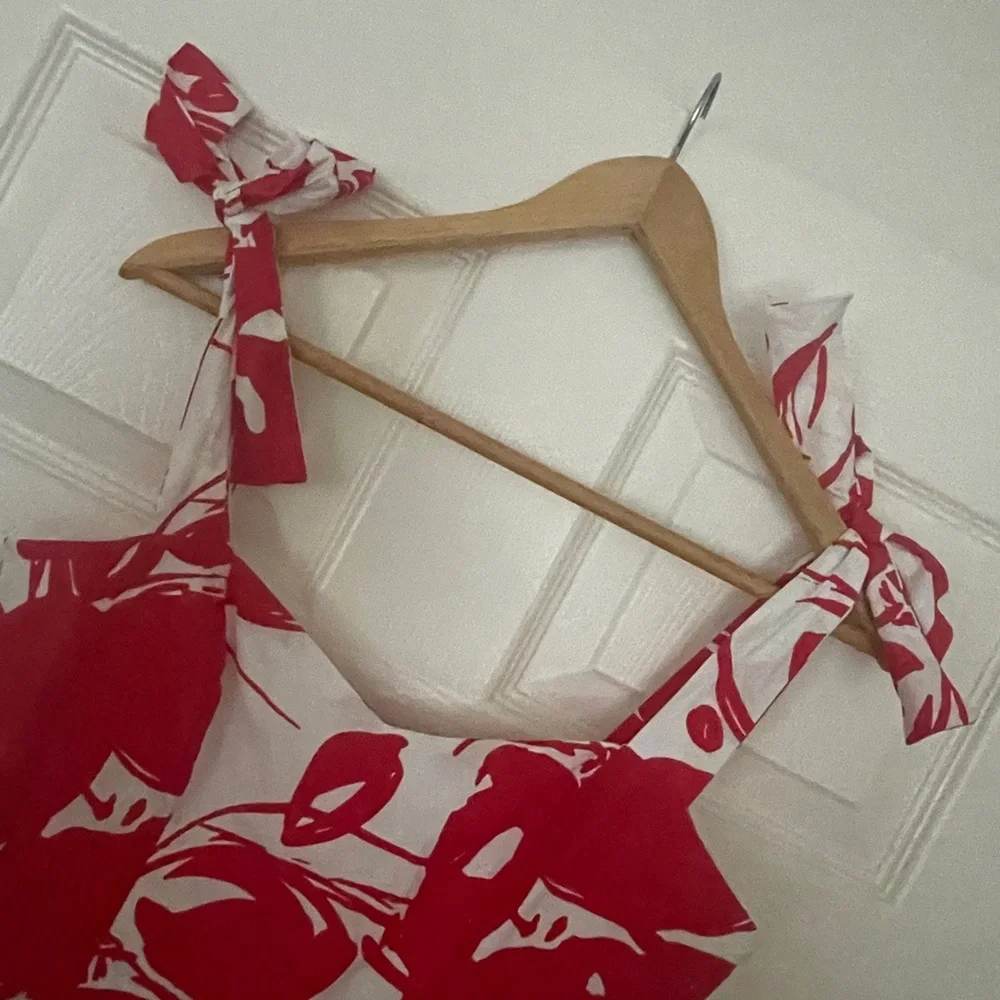 ❤️ Floral Red and White Dress ❤️ - Picture 2 of 7